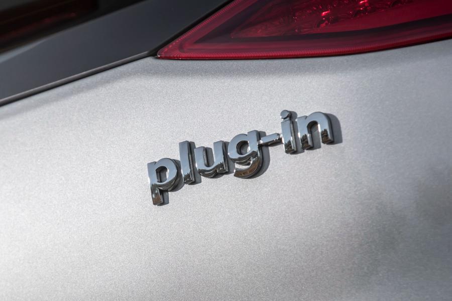 Логотип Hyundai IONIQ plug-in hybrid (AE) 2017 года  (UK) (фото 4 из 34)